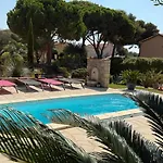 וילה 900 M Du Centre Et Plages, Piscine, Parking